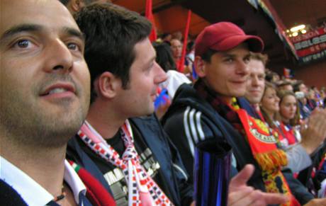 Ivan Sonnini (vlevo) mezi divky na janovskm stadionu. 