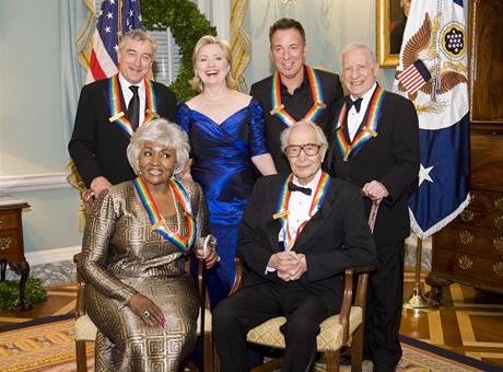 Z 32. ronku Cen Kennedyho centra (stojc zleva: Robert De Niro, Hillary Clintonov, Bruce Springsteen, Mel Brooks; sedc zleva Grace Bumbryov, Dave Brubeck)