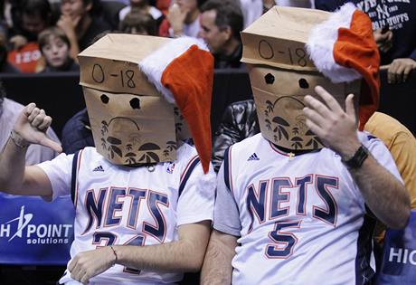 Zklamaní fanoušci New Jersey Nets.