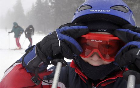 Ani vítr, snení a mlha neodradily 6. prosince milovníky zimních sport od prvního lyování na sjezdovce erná hora v Janských Lázních v Krkonoích 