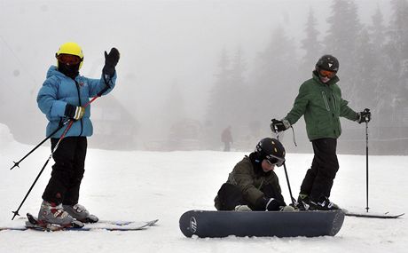 Ani vtr, snen a mlha neodradily 6. prosince milovnky zimnch sport od prvnho lyovn na sjezdovce ern hora v Janskch Lznch v Krkonoch 