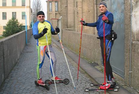 David Vvra a Petr Pravda pi trninku na kolekovch lych na trase Podbrady-Nymburk