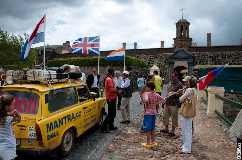 Trabantem Afrikou. Slavnostní pivítání na hrad Dobré nadje v Kapském mst. S tím jsme ani v nejmením nepoítali