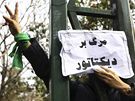 Studentka s nápisem "Smrt diktátorovi" pi demonstraci na Teheránské univerzit (7.12.2009)