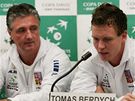 Davis Cup: Jaroslav Navrátil (vlevo) a Tomá Berdych na tiskové konferenci ped finále