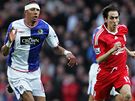 Blackburn - Liverpool: domácí Steven Nzonzi (vlevo) a Yossi Benayoun