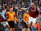 Aston Villa - Hull City: domácí Richard Dunne (uprosted) se raduje z gólu