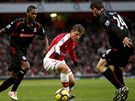Arsenal - Stoke City: domácí Andrej Aravin (uprosted) s míem mezi bránícími Salifem Diaoem (vlevo) a Rory Delapem