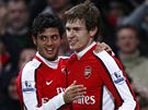 Arsenal: Aaron Ramsey (vpravo) a Carlos Vela se radují z gólu