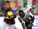 Boloa - Udine: domácí Federico Casarini (vlevo) uniká Asamoahu Kwadwovi
