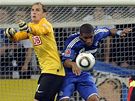 Schalke - Hertha: hostující gólman Jaroslav Drobný (ve lutém) v souboji s Jeffersonem Farfanem