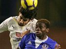 Everton - Tottenham: domácí Louis Sahá (vpravo) v hlavikovém souboji s Vedranem Corlukou