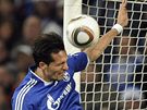 Schalke - Hertha: domácí Kevin Kuranyi (v modrém) pekonává brankáe Jaroslava Drobného
