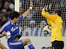 Schalke - Hertha: domácí Kevin Kuranyi (v modrém) pekonává brankáe Jaroslava Drobného