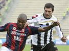 Boloa - Udine: domácí Marcelo Zalajeta (uprosted) je faulován Mauriziem Domizzim