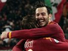 AS ím - Lazio: domácí Marco Cassetti (vpravo) a Francesco Totti slaví gól prvního jmenovaného