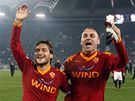 AS ím - Lazio: domácí Francesco Totti (vlevo) a  Daniele De Rossi slaví výhru v derby