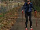 David Vávra pi tréninku na kolekových lyích na trase Podbrady-Nymburk