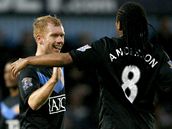 Manchester United: Paul Scholes (vlevo) oslavuje svj gl s Andersonem