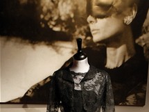 ern krajkov aty od Givenchyho, kter si Hepburnov oblkla ve snmku Jak ukrst Venui z roku 1966