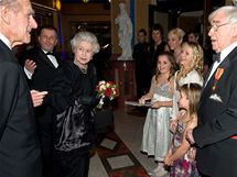Britsk krlovna Albta II., princ Phillip a komik Frank Carson s vnouaty