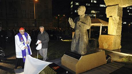 Kardinál Miloslav Vlk odhalil v Praze pomník kardinála Josefa Berana. (7. prosince 2009)