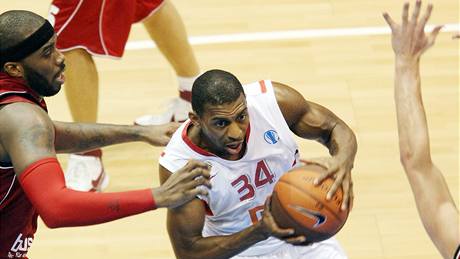 Nymburk - Bamberg, domácí Mike Lenzly 