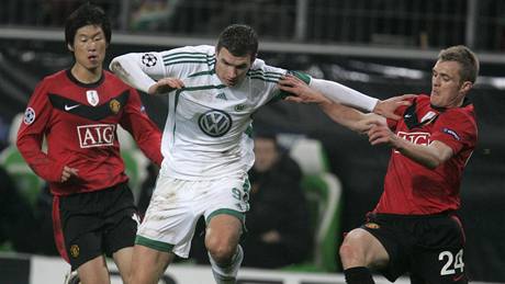 Wolfsburg - Manchester United. Ji-Sung Park, Edin Deko a Darren Fletcher (zleva).