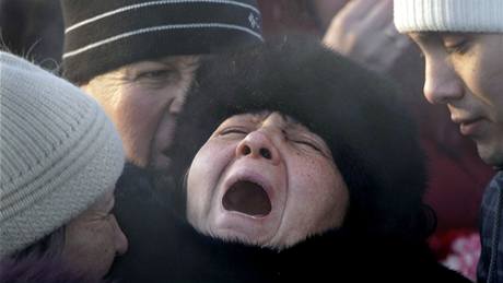 Matka Lilie Kalanikové, jedné z obtí poáru v Permu, pláe na pohbu dcery
