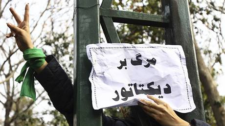 Studentka s nápisem "Smrt diktátorovi" pi demonstraci na Teheránské univerzit (7.12.2009)