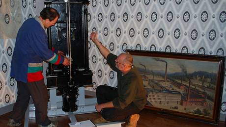 Unikátní parní stroj zdobí Muzeum Novojiínska na erotínském zámku v Novém Jiín (2. 12. 2009)