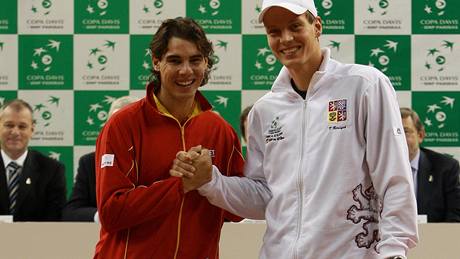 Rafael Nadal a Tomá Berdych - aktéi úvodní dvouhry finále Davis Cupu 2009