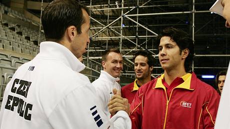 Radek tpánek a Fernando Verdasco se zdraví po losu finále Davis Cupu 2009