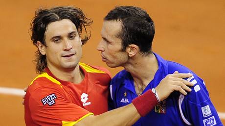 Radek tpánek (vpravo) gratuluje Davidu Ferrerovi k vítzství a druhému panlskému bodu ve finále Davis Cupu