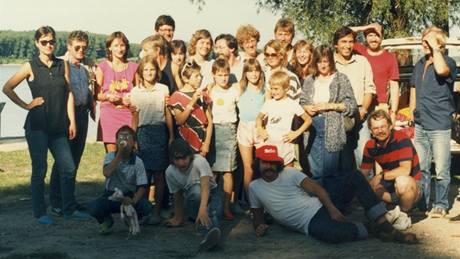 Petr Zeman na spole�né fotografiie emigrant� v Gönyü v srpnu 1988