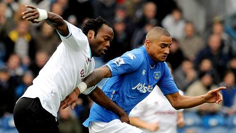 Portsmouth - Burnley: domácí Kevin Boateng (vpravo) a Andre Bikey