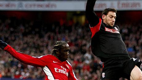 Arsenal - Stoke City: domácí Bacary Sagna (vlevo) zastavuje Roryho Delapa
