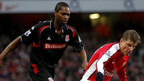 Arsenal - Stoke City: domácí Andrej Aravin (uprosted) s míem mezi bránícími Salifem Diaoem (vlevo) a Rory Delapem