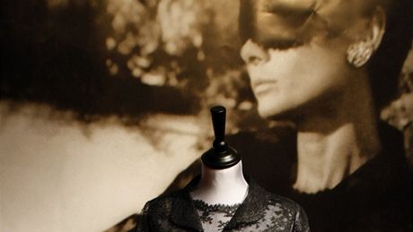 erné krajkové aty od Givenchyho, které si Hepburnová oblékla ve snímku Jak ukrást Venui z roku 1966