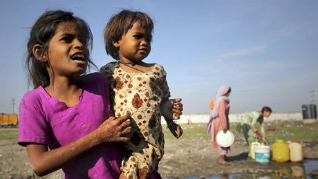 Desetiletá Mantaa se sestrou na míst tragédie v Bhópálu