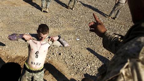 Takhle ne. Velení amerických ozbrojených sil se tetování nelíbí. Na snímku americký voják v Iráku.