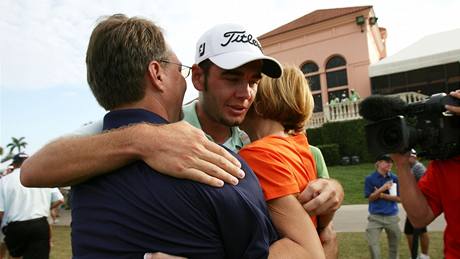 Troy Merritt se leny své rodiny sdílí radost z výhry v kvalifikaci PGA Tour 2010.
