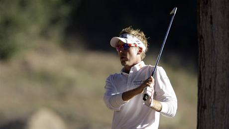 Ian Poulter mohl být v ele turnaje sám, ale to by nesml zahrát na poslední jamce double bogey.