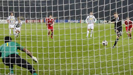 Juventus - Bayern: Buffon skáe na druhou stranu, Butt promuje penaltu
