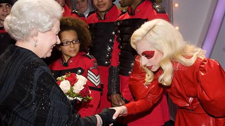 Lady GaGa se setkala s královnou Alžbětou II.