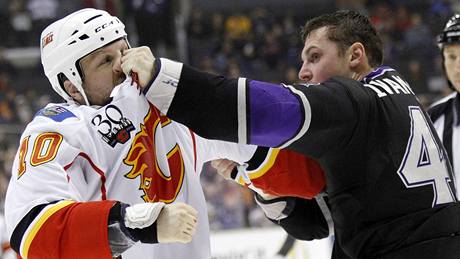 Los Angeles - Calgary: hostující Brian McGrattan (vlevo) a domácí Raitis Ivanans v boxerském souboji.