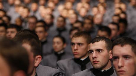 Kadeti ve West Pointu naslouchají Obamovu projevu (2. prosince 2009)