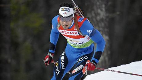 Simon Fourcade z Francie bhem tafetového závodu SP biatlonist v Östersundu