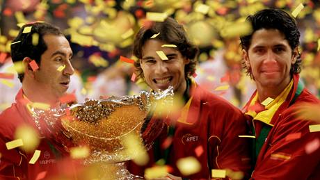 panlé slaví zisk Davis Cupu 2009: zleva kapitán Alberto Costa, Rafael Nadal a Fernando Verdasco