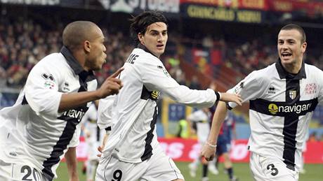 Janov - Parma: hosté slaví gól Jonathana Ludovica Biabianyho (vlevo)
